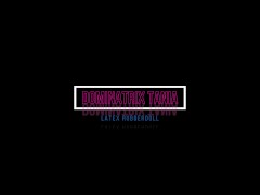 Tania camina por su mazmorra