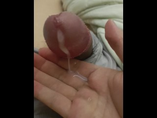 被摸阴茎系带的感觉太舒服惹，太容易射精了w