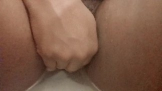 Играю со своей толстой сочной киской, прежде чем мой парень вернется домой