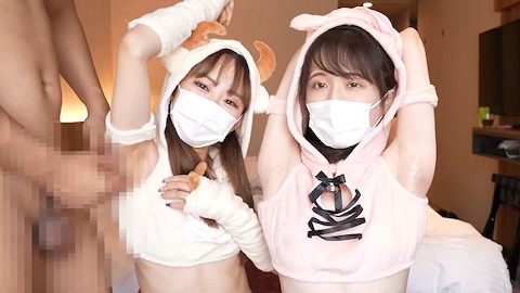 動物きぐるみコスプレの女の子二人が脇コキ責め