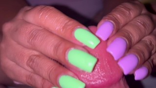 Lavender en groene nagel geplaag door Latina met lange nagels