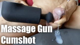Танцующий член. Японский парень кончает от массажного пистолета.