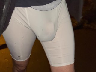 по дороге в ТРЕНАЖЕРНЫЙ ЗАЛ ** Я люблю свои БОЛЬШИЕ ЯЙЦА, не так ли? ** (Мне нужны новые компрессионные шорты)