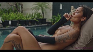 SANKTOR 107 - ХУДЕНЬКАЯ ТАТУИРОВАННАЯ АЗИАТКА МАСТУРБИРУЕТ В БАССЕЙНЕ