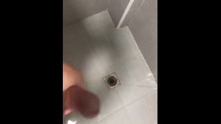 Jovem urso se masturbando no banheiro 3