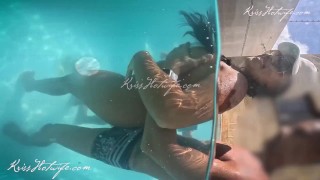 Kriss hotwife frotando la polla masculina en la piscina del hotel