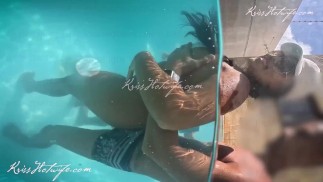 Kriss Hotwife reibt männlichen Schwanz im Hotelpool