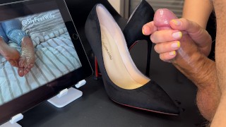 Goddess slyfeetwife se branle en talons hauts en lui faisant regarder ses vidéos