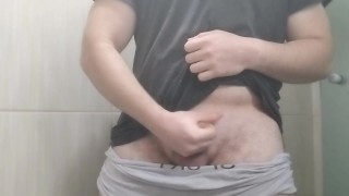 Молодой 18-летний парень демонстрирует свое тело