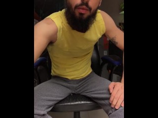 我的裤子被撕裂了，我变得饥渴