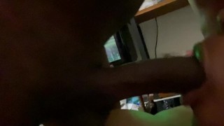 Etalon lesbien se fait remplir la bouche par une grosse bite noire