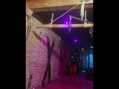 Dominatrix te muestra su mazmorra en latex