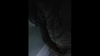 Холодный пенис писает в провинциальном парке