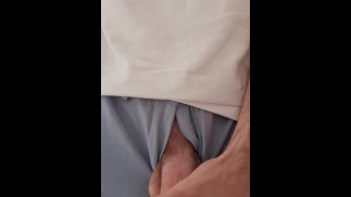 Молодая студентка в синих шортах и белой рубашке дома