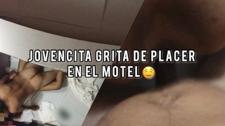 Jovencita grita de placer en un motel