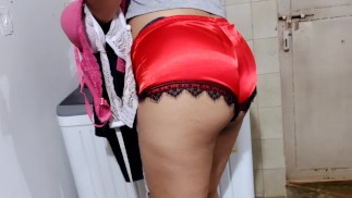 La empleada domestica tiene el culo muy rico y mi esposa no esta