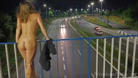 Milf loca totalmente desnuda sobre la carretera. Ella estaba orinada en su ropa.