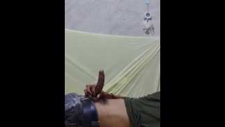 МУЖИК МАСТУРБИРУЕТ СВОЙ ЧЛЕН В ДОМЕ СОСЕДА