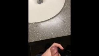 Estudante universitário se masturbando no banheiro do dormitório