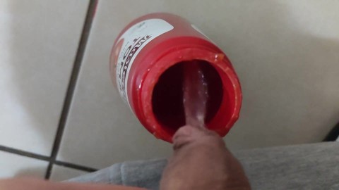 Orinar en una botella de ketchup