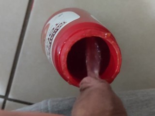 Orinar En Una Botella De Ketchup