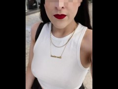 Caminando sin bra y con los pezones bien marcados