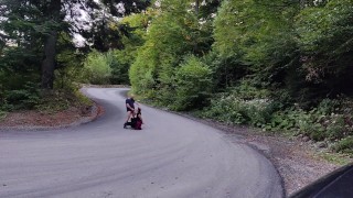 Mírame amordazar una gran polla gorda en medio del día en la carretera, ¡se corre tan rápido!