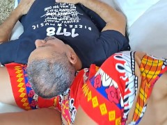 Mi madrastra me da una mamada mientras Apu descansa.