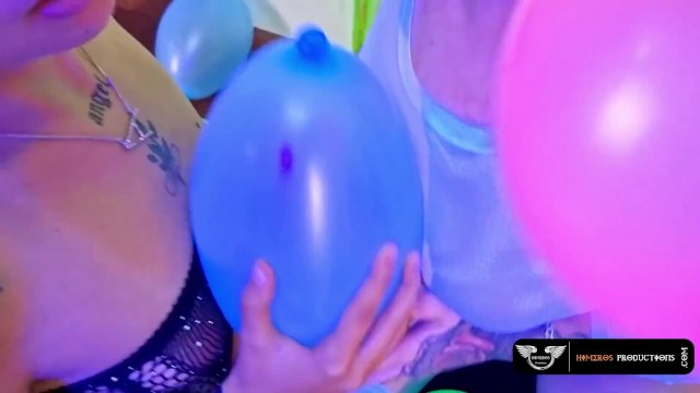 Fetiche por balão, garotas gostosas ficaram íntimas de balões enormes juntas