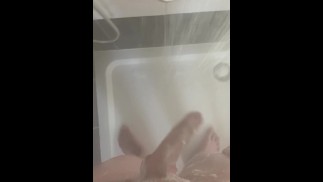 シャワーを浴びて、私の柔らかいペニスを見せて