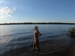 Нудистка купается и показывает попу в позе раком - Screenshot 11 of 16 - Nudism