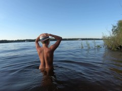 Нудистка купается и показывает попу в позе раком - Screenshot 6 of 16 - Nudism