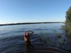 Нудистка купается и показывает попу в позе раком - Screenshot 7 of 16 - Big Ass