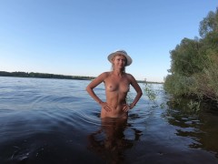Нудистка купается и показывает попу в позе раком - Screenshot 9 of 16 - Natural Tits