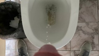 Mężczyzna sika w biurowej toalecie, widok na kutasa w 4K
