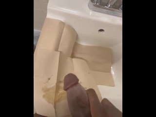 Arrebentou Uma Porca Durante a Pausa no Banheiro