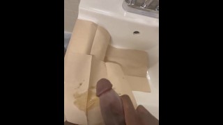 Een noot betrapt tijdens badkamerpauze