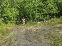 Я раздеваюсь и бегаю голышом, мне это очень нравится