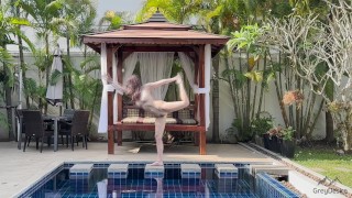 Yoga nudo: allenamento di allenamento per l'equilibrio | yoga con grigio