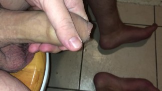 Хвастаюсь своим большим членом и огромными ногами