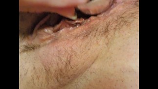 Милфа мастурбирует с Бен Ва и затычкой из жопы