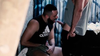 Trovare un grande papà muscoloso da soffiare