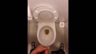 公衆トイレで放尿する若い男