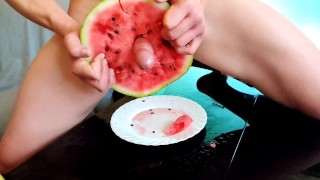 Geile Guy een Juicy watermeloen 🍉 neuken terwijl ze kreunt tot creampie - 4K HD 60FPS