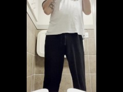 Had to piss at the grocery store - Screenshot 3 of 16 - Risky