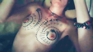Nerd tatoué teen trans Guy à lunettes vous permet de Cum On ses seins percés sans mettre son jeu en pause