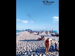 Mr Showtime69 Marchant Sur La Plage Nudiste Miami