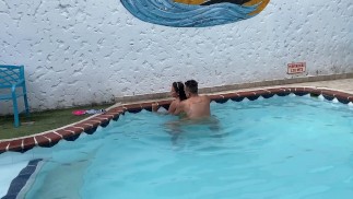 СОСЕДКА ОСТАВЛЯЕТ СВОЕГО МУЖА ДОМА, ЧТОБЫ ТРАХНУТЬ ПЕРВУЮ ВИДЕТЬ В БАССЕЙНЕ