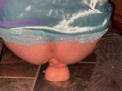 Huge Dildoe destoys my bussy. Made me squirt so hard I had to lick up