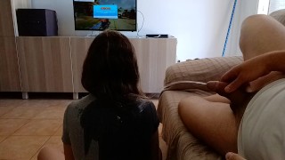 Ik plas stiekem op mijn vriendin terwijl ze de console speelt (Eerste deel)